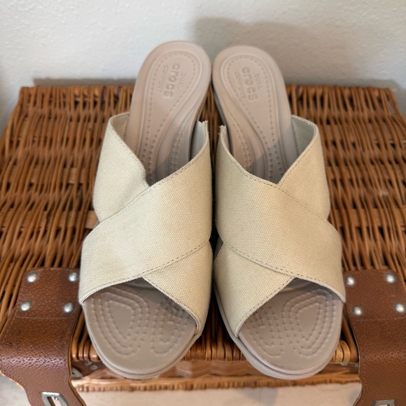 Crocs Leigh II Wedge Sandals Women’s Size 9 Beige Comfort Beach Summer Shoes - Picture 3 of 8